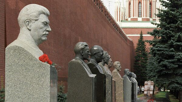 В субботу 5 марта, в очередную годовщину смерти Иосифа Сталина, группа товарищей, представляющих партии и движения национал-патриотической и коммунистической направленности, возложила цветы на могилу своего кумира, расположенную возле кремлевской стены