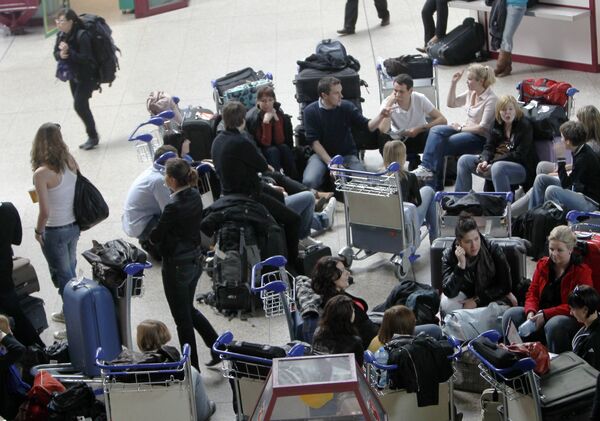 Пассажиры ожидают вылета в аэропорту Варшавы