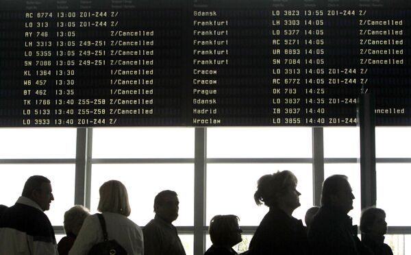 Пассажиры ожидают вылета в аэропорту Варшавы