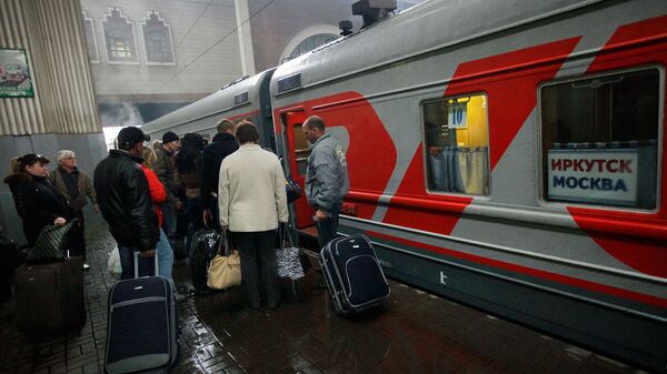Посадка пассажиров в поезд дальнего следования на Казанском вокзале. Архив