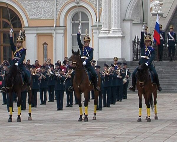 Призывники открыли в Кремле сезон развода пеших и конных караулов 