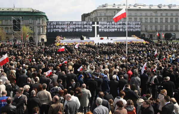 Траурная церемония прощания с жертвами авиакатастрофы под Смоленском на площади Пилсудского в Варшаве