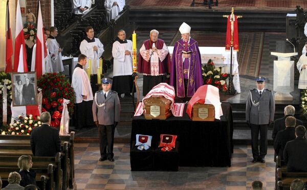 Гробы с телами президента Польши и его супруги