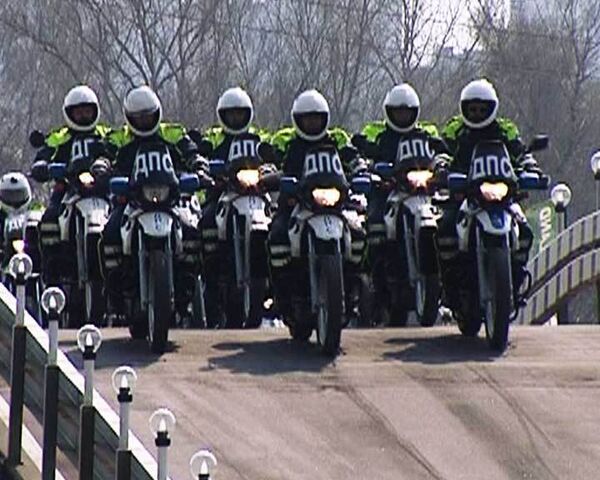 Пилотажная группа сотрудников ДПС  готовится к параду мотоциклистов