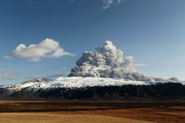 Извержения вулкана, расположенного на леднике Эйяфьятлайокудль