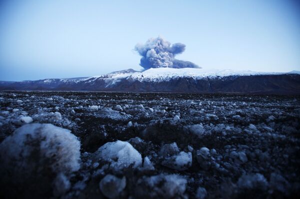 Извержения вулкана, расположенного на леднике Эйяфьятлайокудль