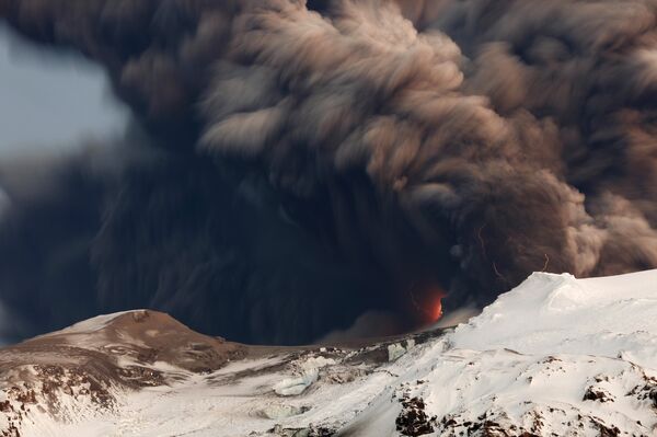 Извержение вулкана, расположенного на леднике Эйяфьятлайокудль