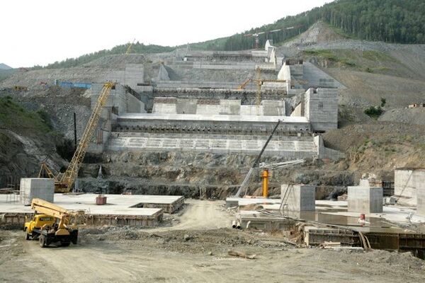 Строительство берегового водосброса Саяно-Шушенской ГЭС