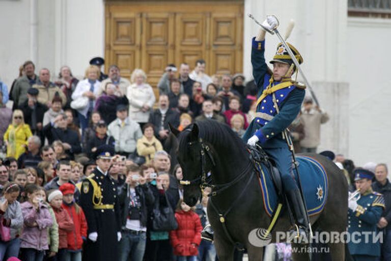 Церемониальный развод пеших и конных караулов в КремлеРазводы пеших и конных караулов, возрожденные в 2005 году, проводятся только в теплое время года, зимой военнослужащие президентского полка проводят тренировки. Разводы включают в себя самые яркие зрелищные элементы российских воинских церемоний.