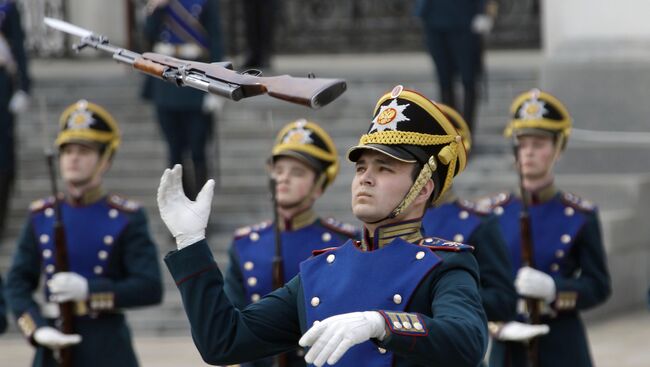 Церемониальный развод пеших и конных караулов в Кремле. Архивное фото