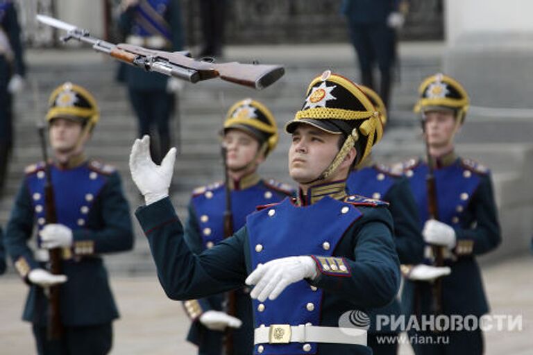 Церемониальный развод пеших и конных караулов в Кремле