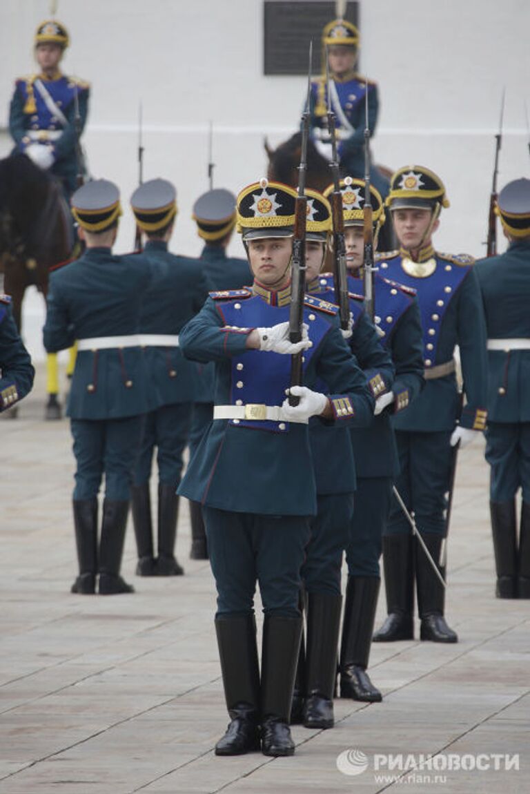 Церемониальный развод пеших и конных караулов в Кремле