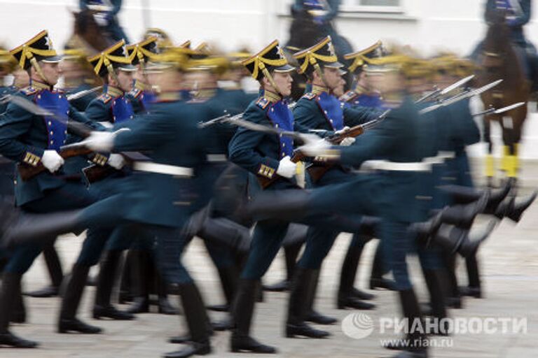 Церемониальный развод пеших и конных караулов в Кремле