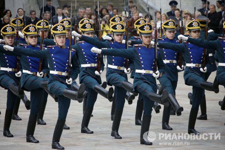 Церемониальный развод пеших и конных караулов в Кремле