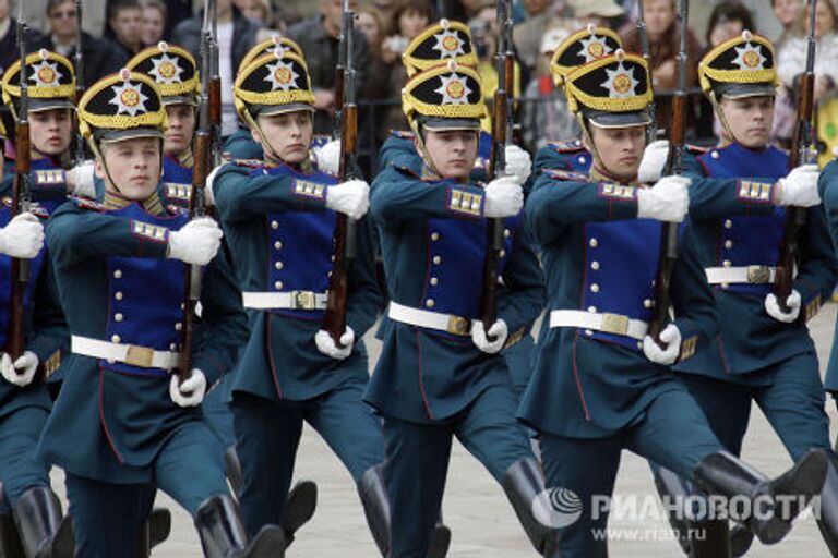 Церемониальный развод пеших и конных караулов в Кремле