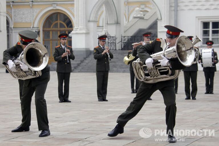 Церемониальный развод пеших и конных караулов в Кремле