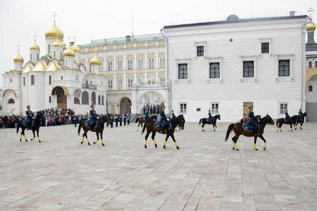 Церемониальный развод пеших и конных караулов в Кремле