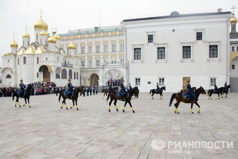 Церемониальный развод пеших и конных караулов в Кремле