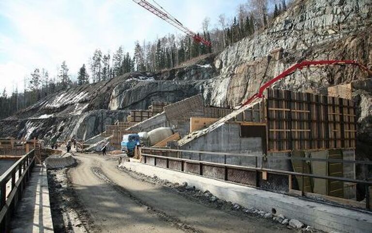 Строительство берегового водосброса Саяно-Шушенской ГЭС