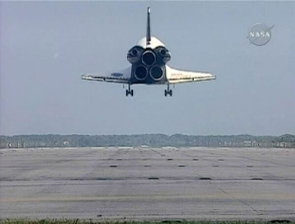 Шаттл Discovery приземлился на космодроме во Флориде
