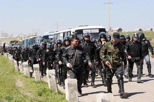 Прибытие в Киргизию полицейских ОБСЕ связано с продолжающимися угрозами межэтнического противостояния.
