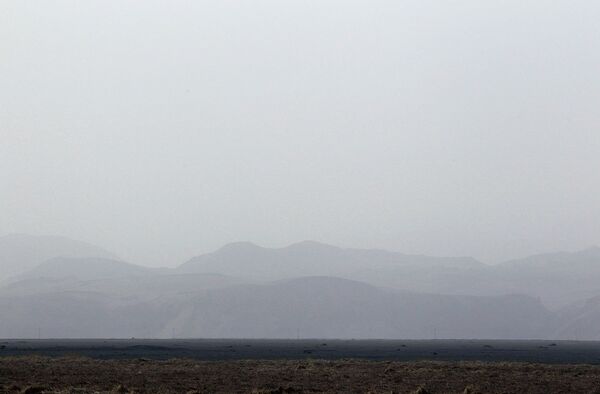 Горы скрыты в тумане вулканического пепла вблизи Исландии