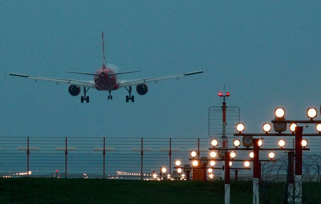 Самолет авиакомпании Air Berlin приземляется в аэропорту Тегель в Берлине