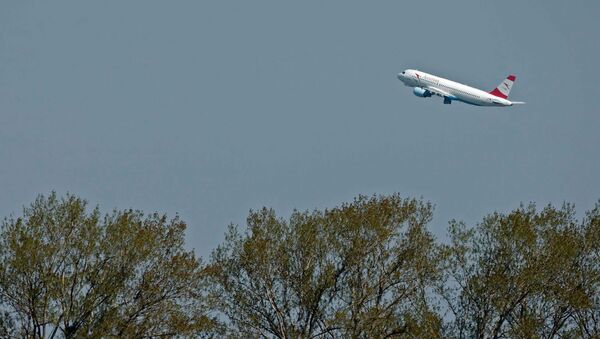 Австрийский самолет вылетает из аэропорта Вены. Архивное фото
