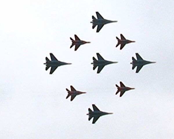 Асы ВВС РФ выстроили самолеты в ромбик в небе над Кубинкой