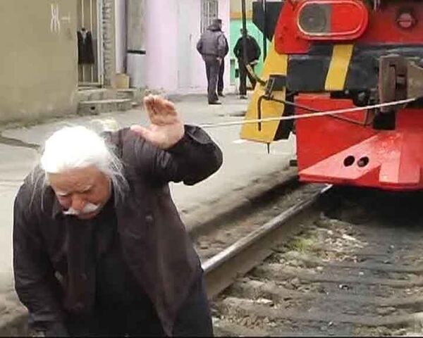 80-летний дагестанец протащил волосами тепловоз весом 126 тонн