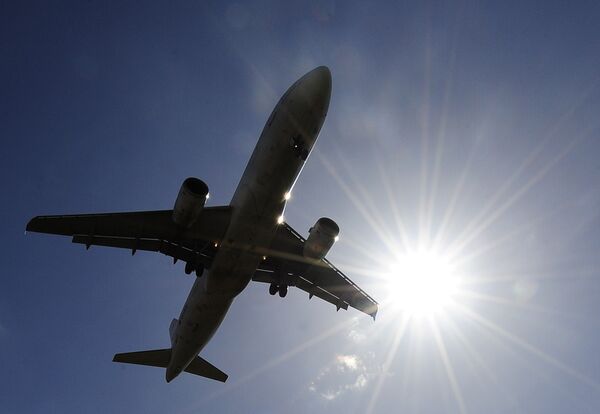 Самолет в небе возле аэропорта Хитроу