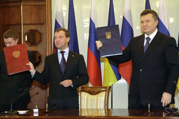 Подписание документов по итогам переговоров Дмитрия Медведева и Виктора Януковича