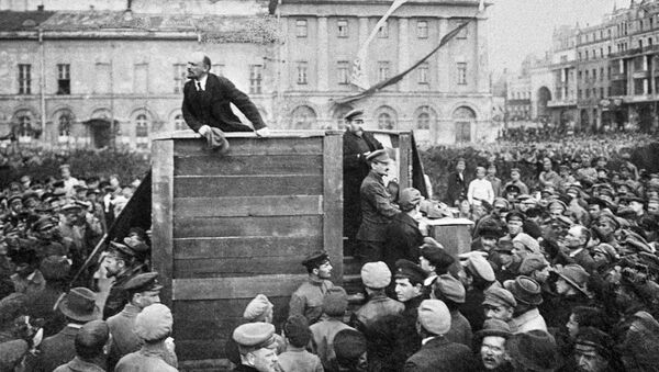 Выступление Владимира Ленина с трибуны на площади перед народом и соратниками