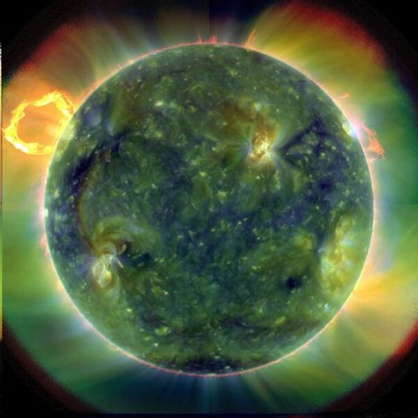 Солнце, каким его видит SDO: красные области относительно холодные (около 60 тысяч градусов Кельвина), синие и зеленые – более горячие (более миллиона градусов Кельвина)