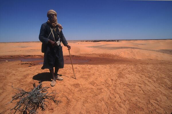 Кочевник-бедуин в пустыне Сахара