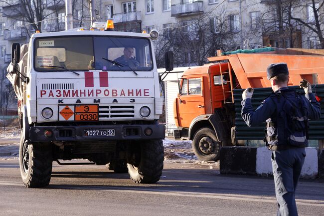 Разминирование снарядов. Архив.