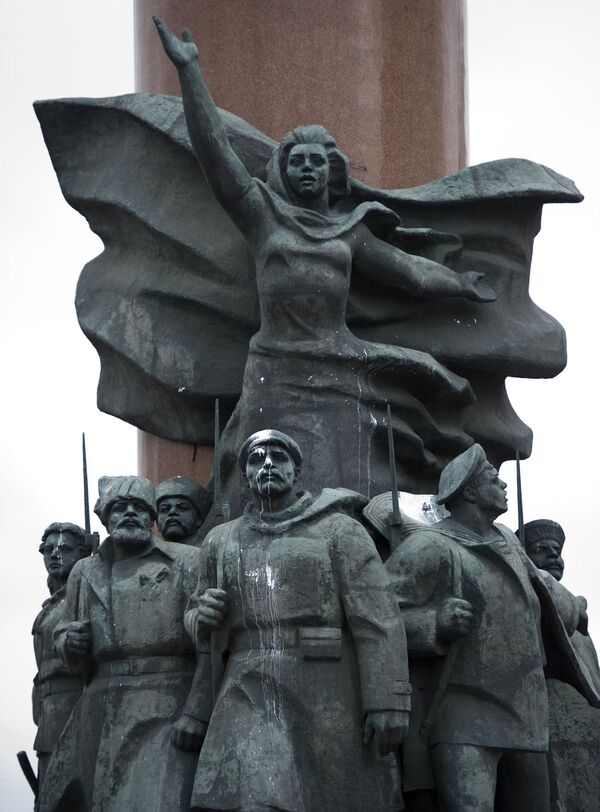 Памятник Ленину на Калужской площади в Москве испачкан белой краской