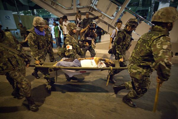 Пять взрывов прогремели вечером в четверг на станции надземного метро Саладенг в деловом центре Бангкока