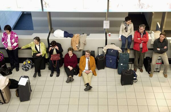 Пассажиры в одном из аэропортов Нидерландов