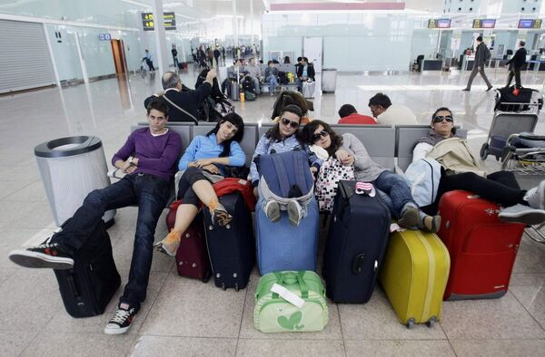 Пассажиры в аэропорту Барселоны.  Архив