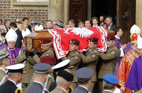 Траурная процессия с гробами президента Польши Леха Качиньского и его супруги Марии