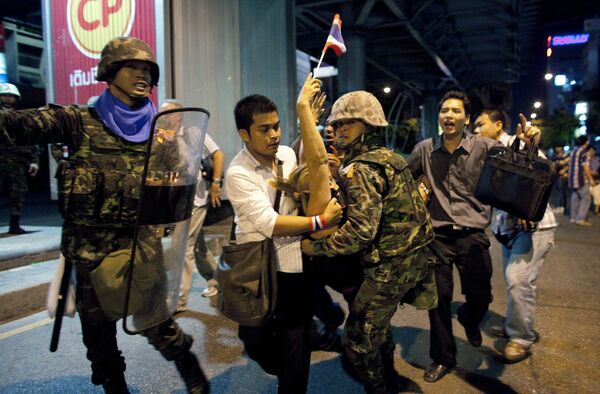 Пять взрывов прогремели вечером в четверг на станции надземного метро Саладенг в деловом центре Бангкока