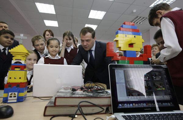Президент РФ Д.Медведев с учениками одной из московских школ. Архив