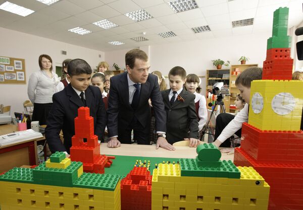 Президент России Дмитрий Медведев со школьниками в классе Лего. Архив