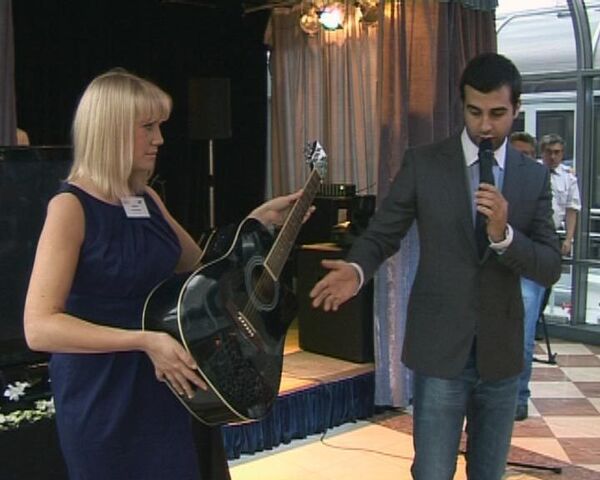 Ургант продал с молотка звездные гитары, чтобы помочь больным детям