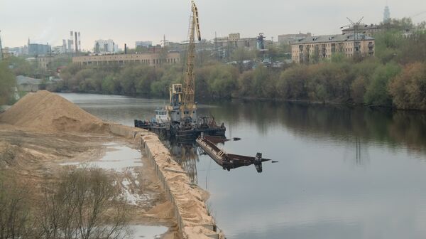 На Москва-реке затонула баржа