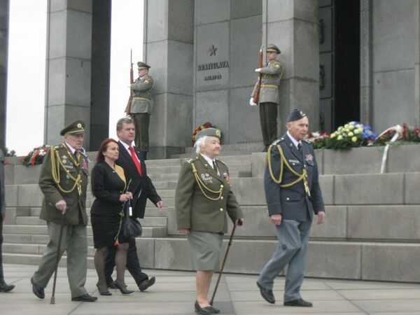 Возложение венков к мемориалу советским воинам-освободителям в Братиславе