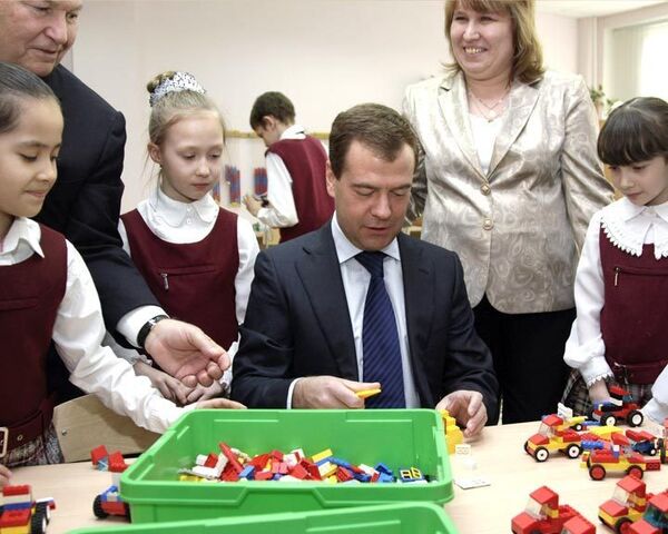 Медведев в школе собрал дом из конструктора и посмотрел мультфильм
