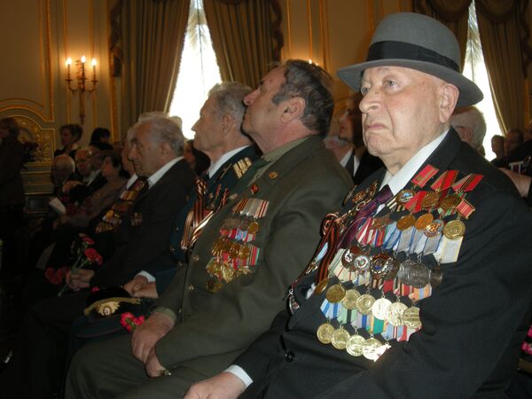 Ветераны на вручении медалей к 65-летию Победы в Генконсульстве РФ в Нью-Йорке. 24 апреля 2010 года.