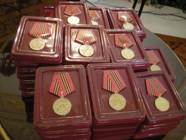 Медали 65 лет Победы в Великой Отечественной войне 1941-1945 годов получили на церемонии в Генконсулстве РФ в Нью-Йорке более 70 ветеранов. 24 апреля 2010 года.